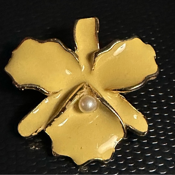 Vintage Enamel and Pearl Yellow Flower Broach - Picture 11 of 11